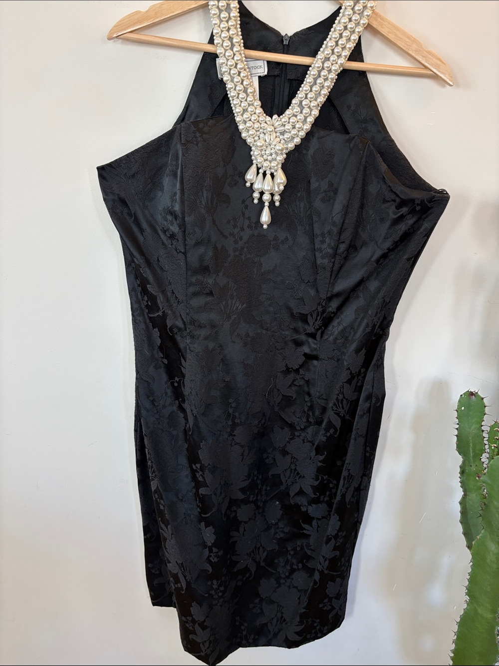 Black Sleeveless Jacquard Cocktail Dress with Pearl Neckline